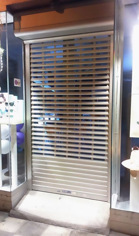 Un escaparate con una persiana de acero inoxidable.