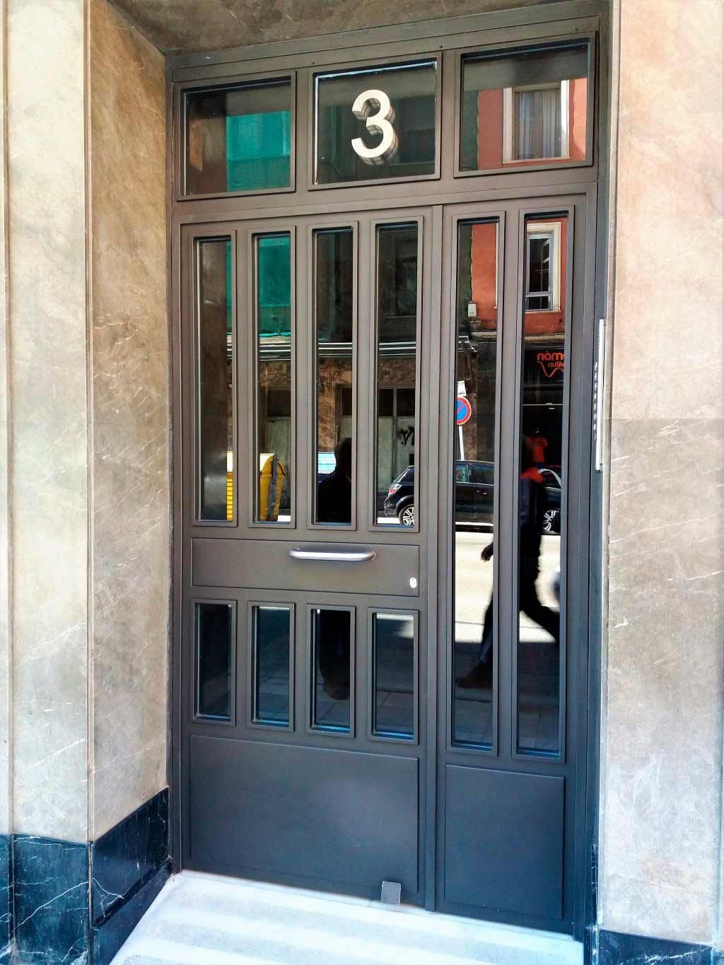 Una puerta con el número 3