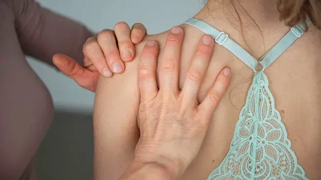 Chiropraktiker richtet den Rücken einer Frau auf einem Behandlungstisch in einer Klinik.