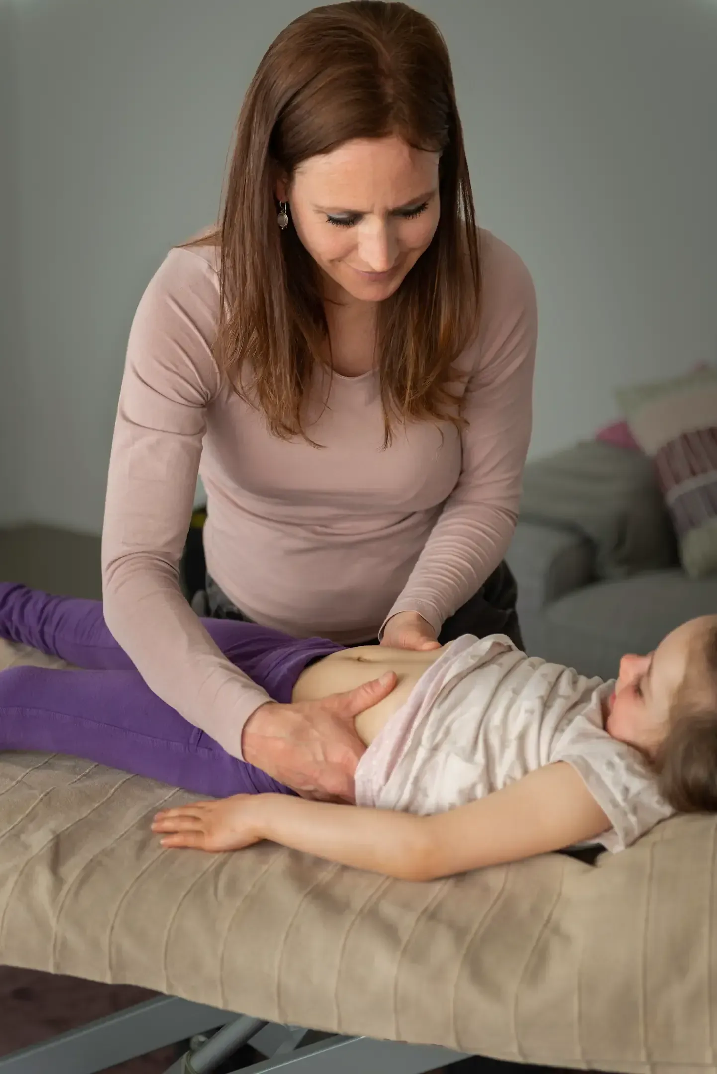 Chiropraktiker richtet den Rücken einer Frau auf einem Behandlungstisch in einer Klinik.