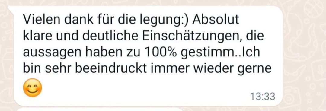 Eine Textnachricht auf Deutsch mit einem Smiley am Ende