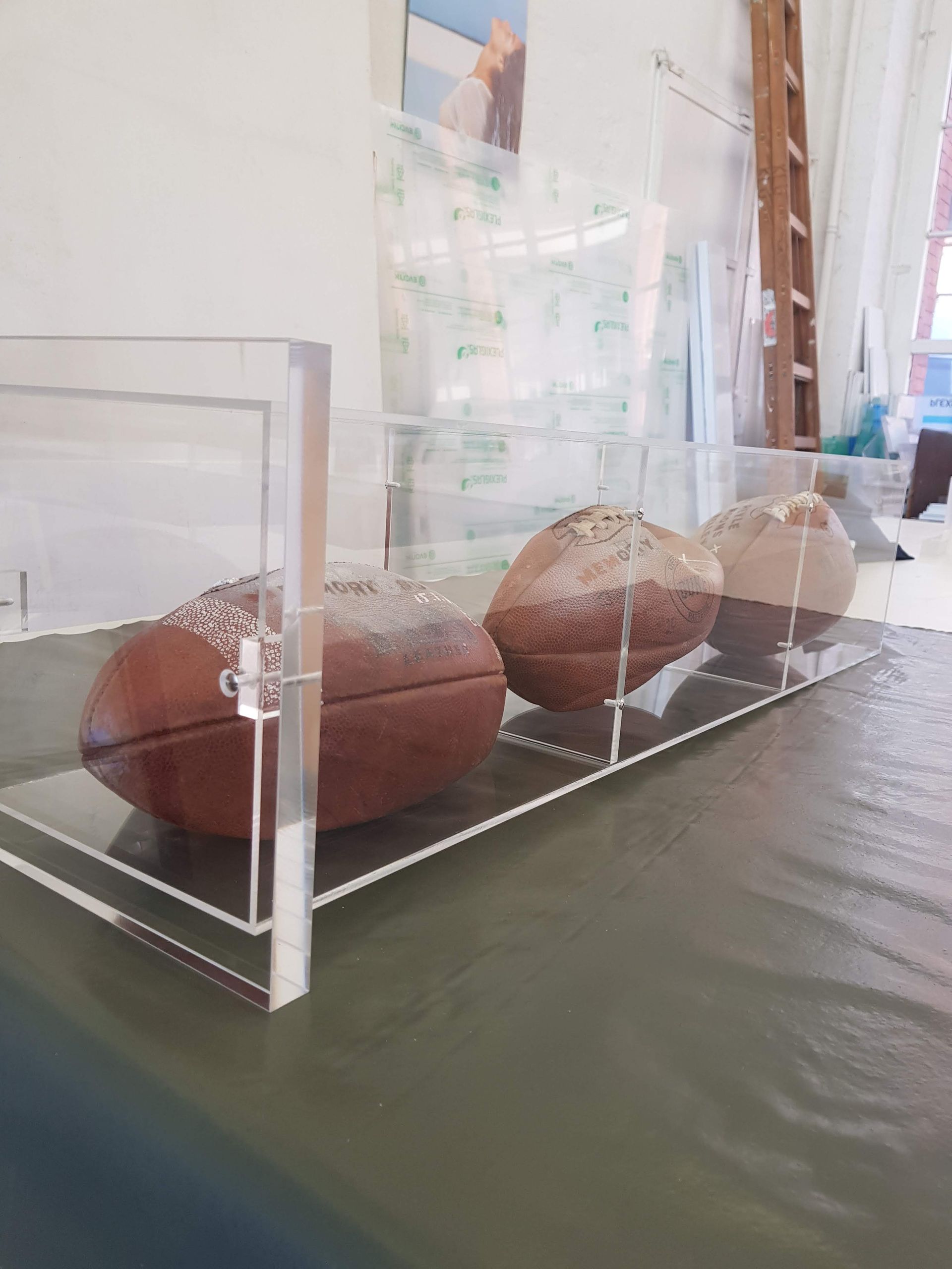 Gestapelte, transparente Acrylplatten in einer Werkstattumgebung.