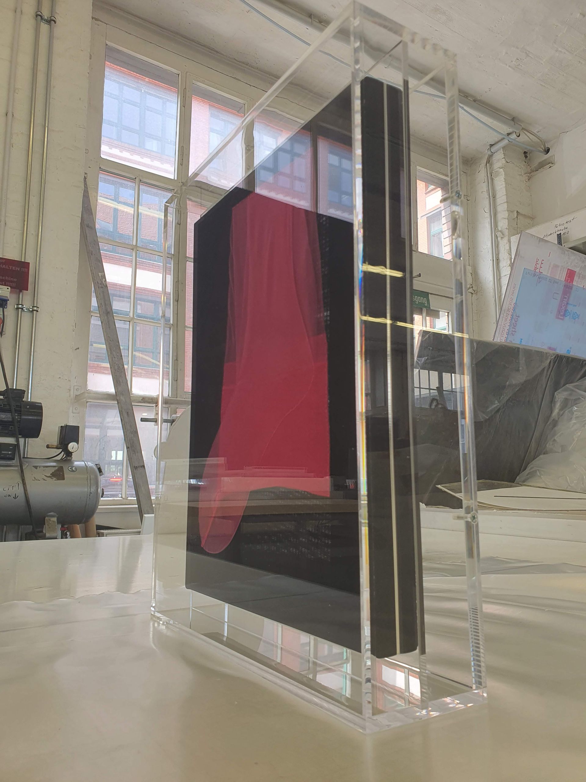 Mehrere große, stehende Platten aus transparentem und farbigem Kunststoff.