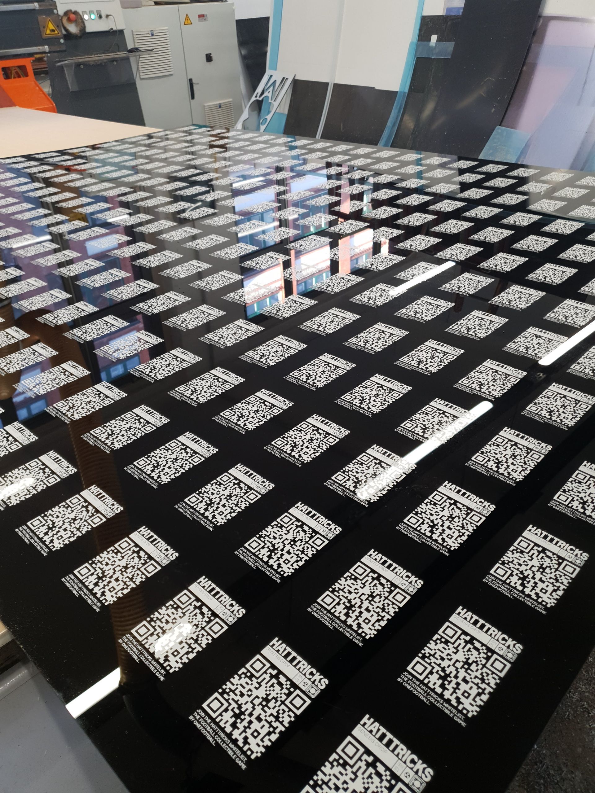 Tischfläche mit vielen kleinen, quadratischen reflektierenden QR Codes