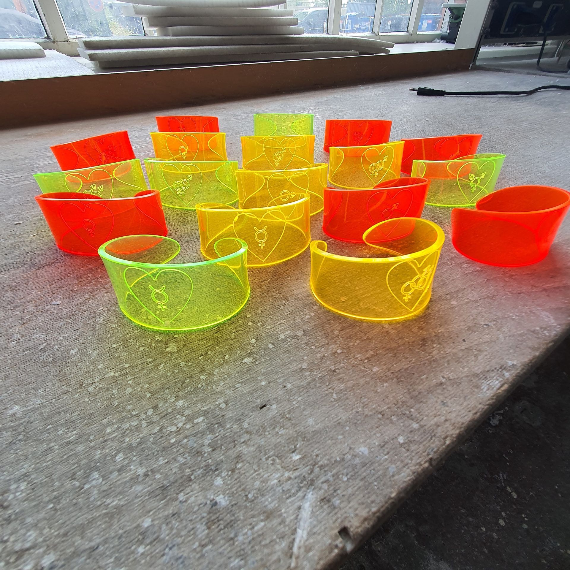 Kleine, transparente Kunststoffschalen in Rot, Gelb und Grün, symmetrisch aufgestellt.