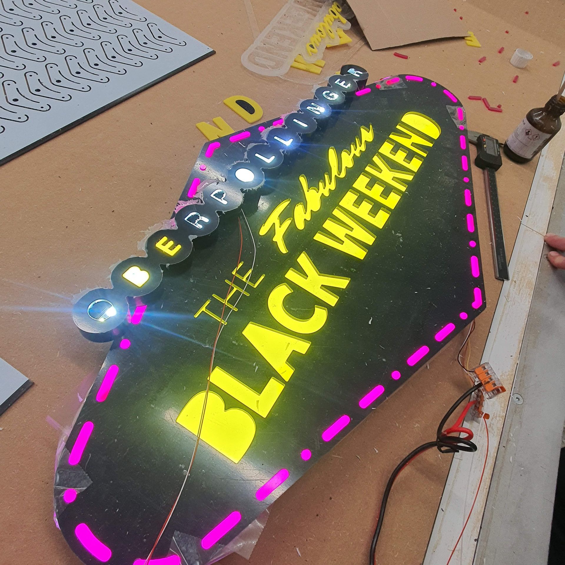 Neon-Leuchtschild „BLACK WEEKEND“ in Gelb und Pink