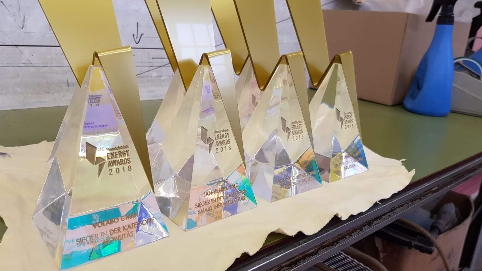 Mehrere spiegelnde, dreieckige Pokale zu 