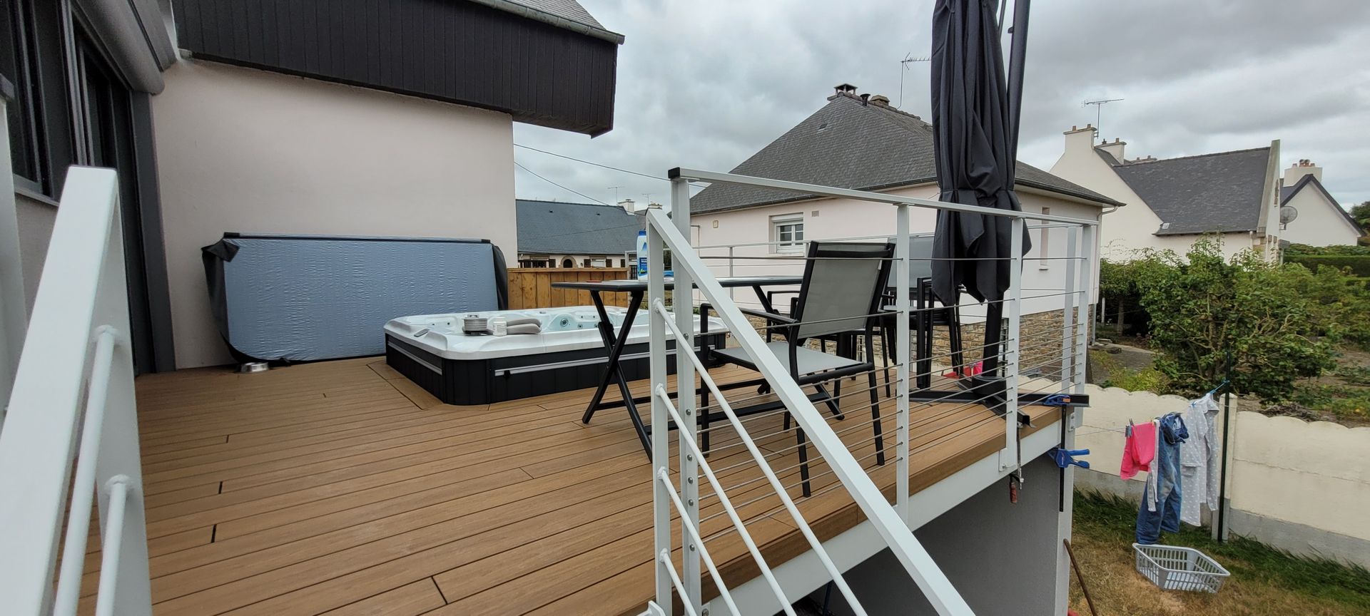 Terrasse en bois le long d'une maison