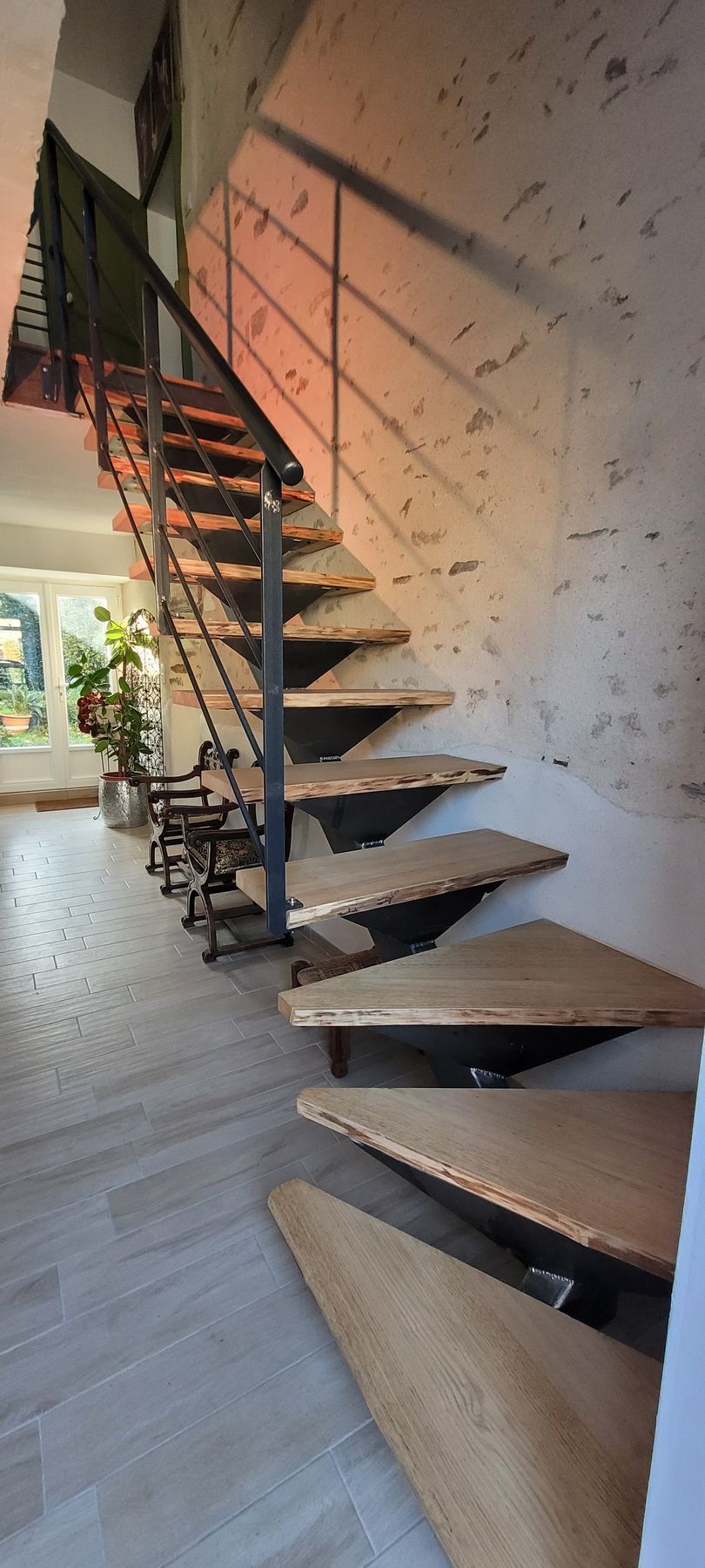 Escaliers en métal et marches en bois