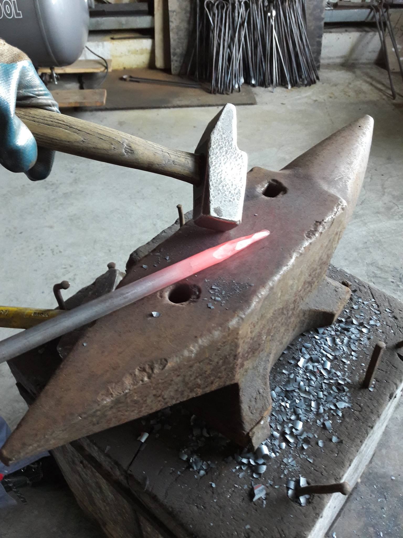 Travaux de ferronnerie d'un pic de clôture