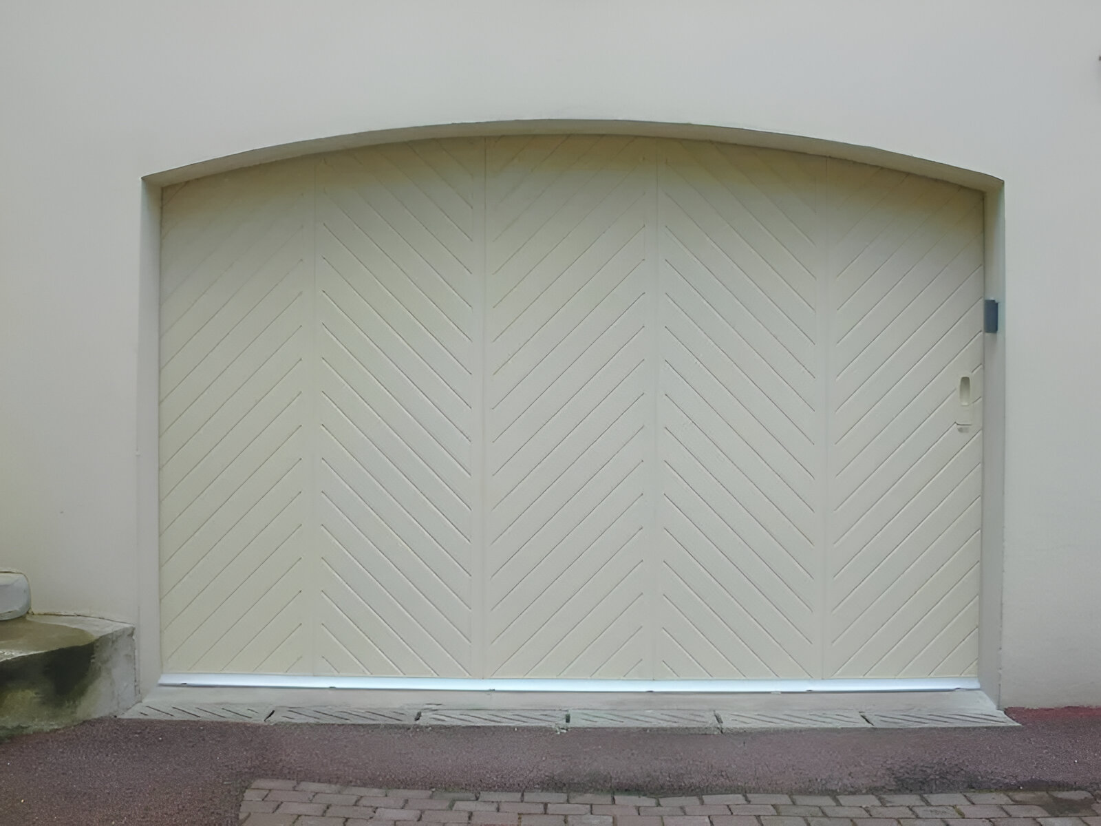 Porte de garage sectionnelle beige en PVC