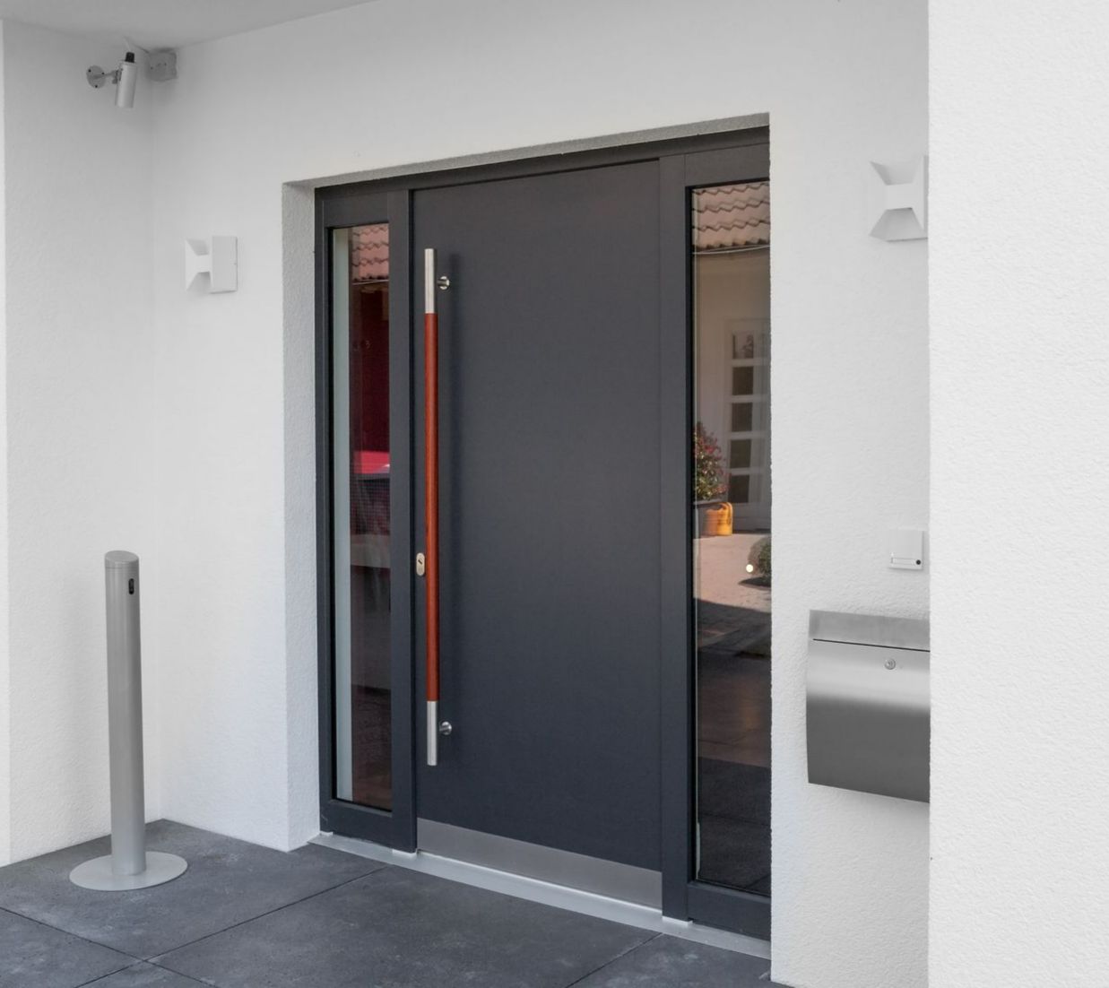 Porte d'entrée gris anthracite aux côtés vitrés