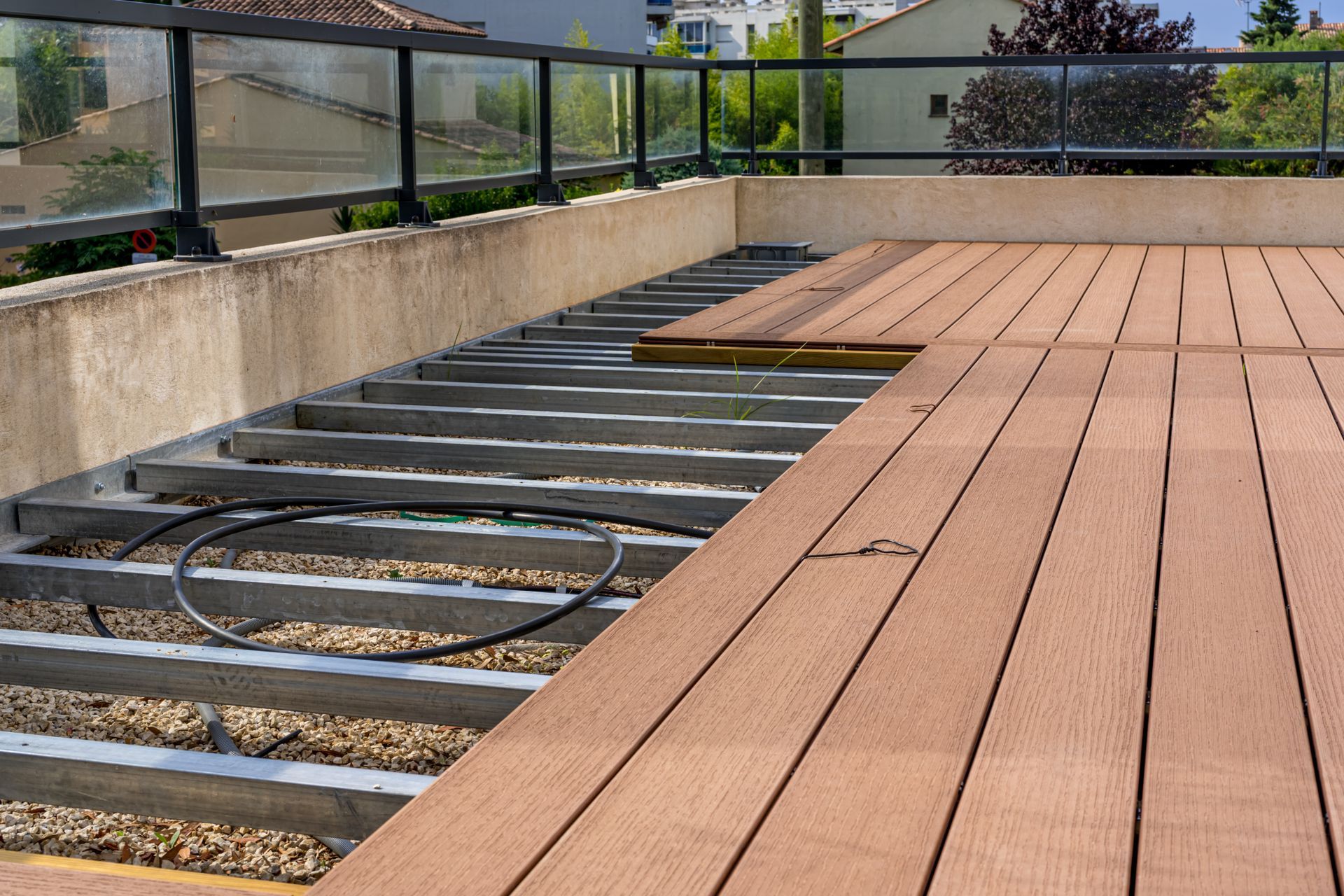 Terrasse en bois en cours de construction