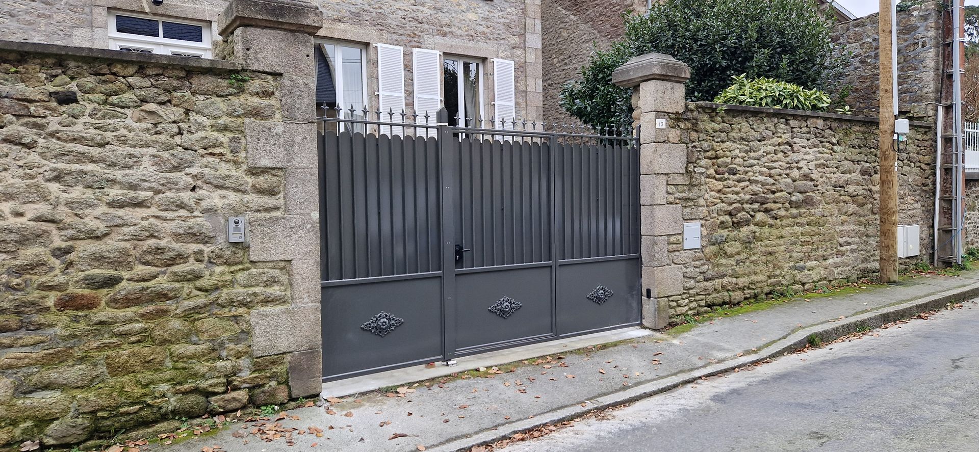 Portail en fer gris anthracite