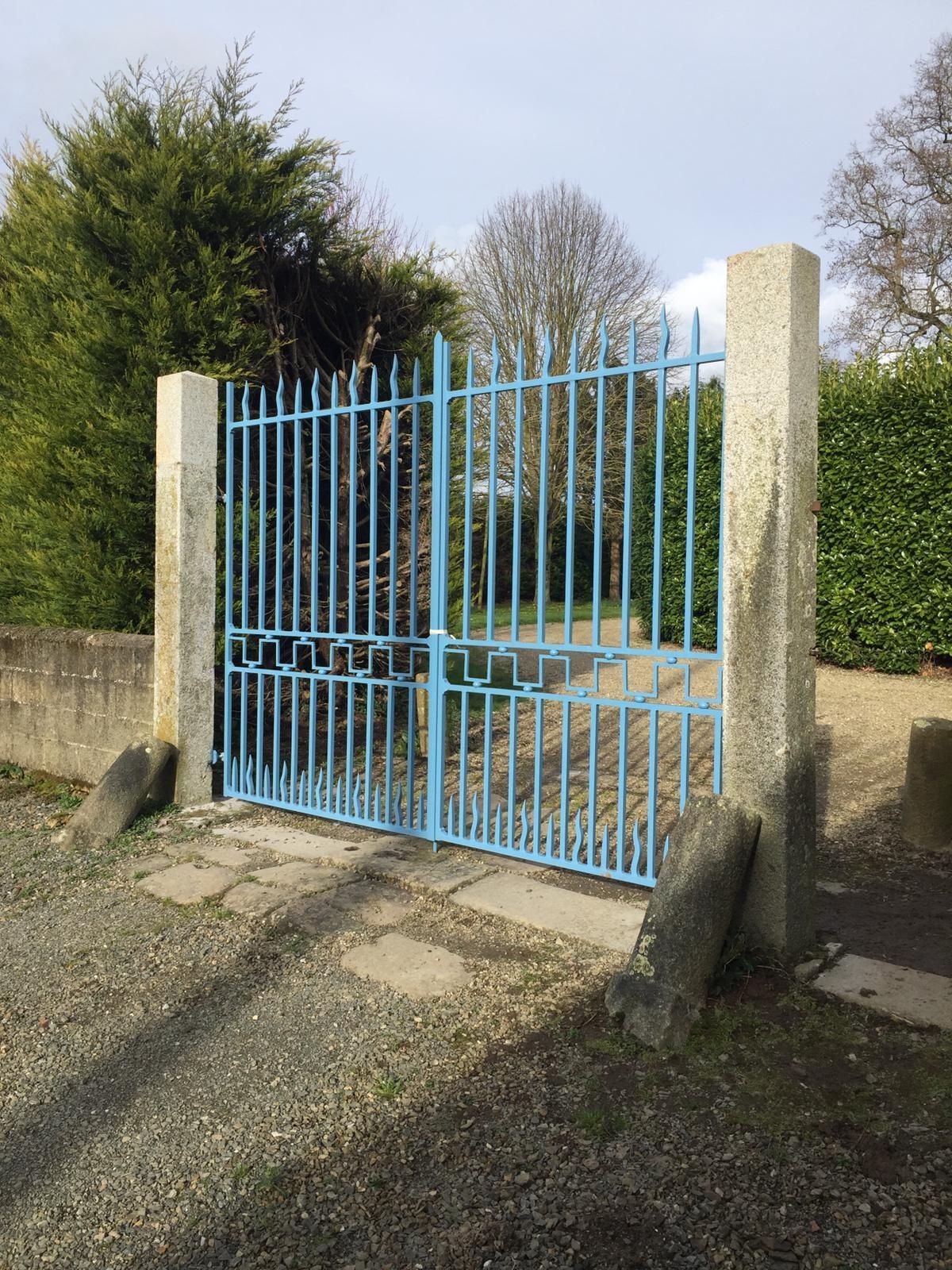 Portail tradition fer forgé