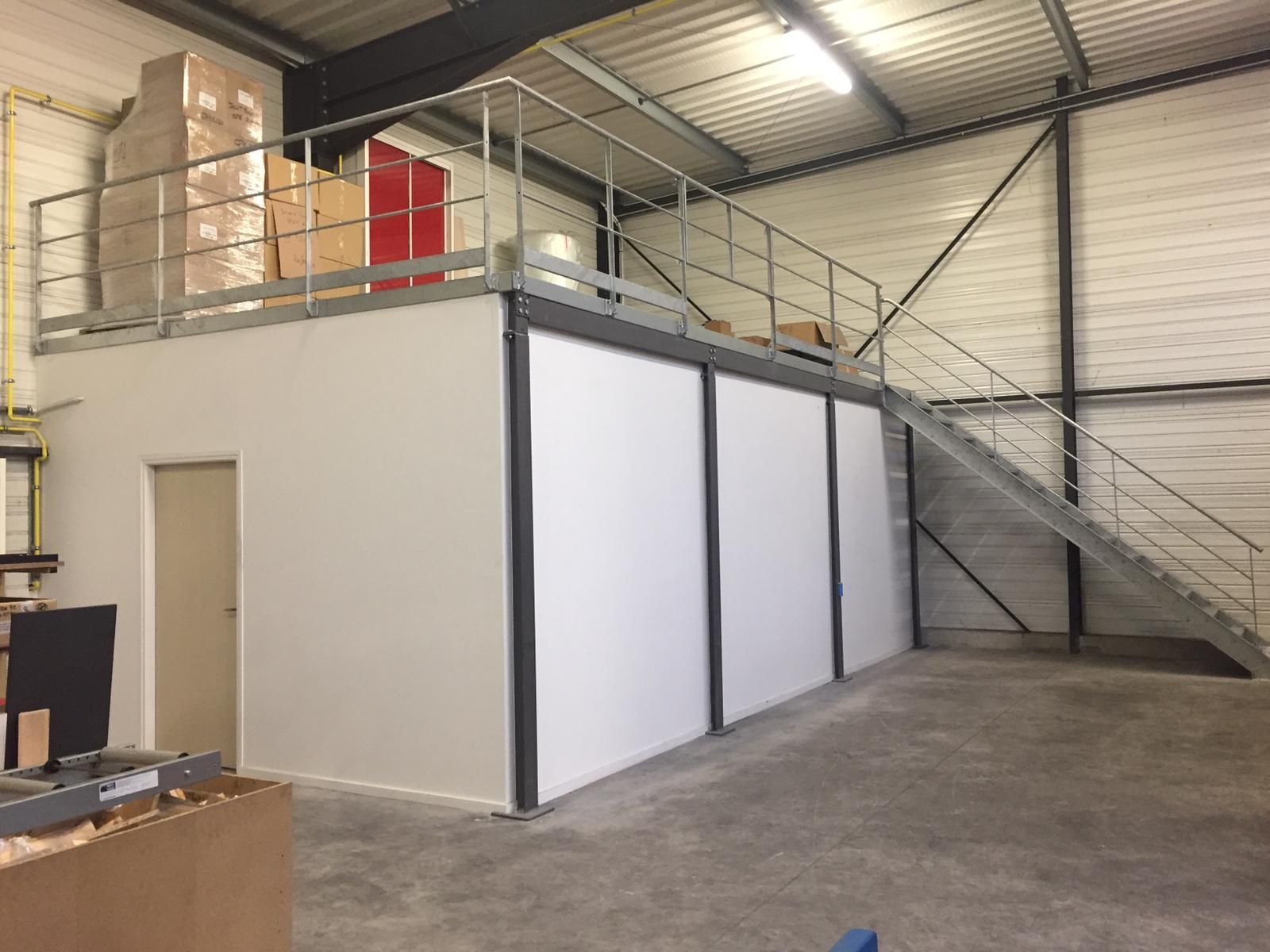 Plateforme industrielle avec garde-corps