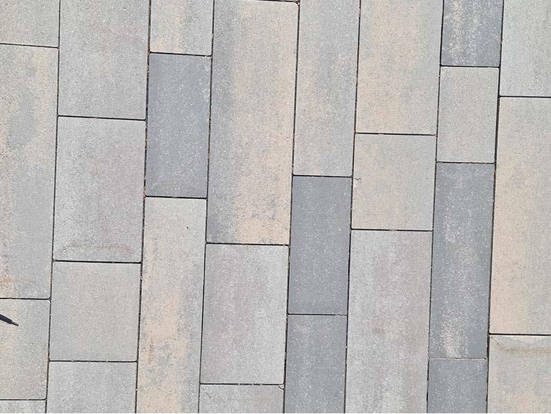 Eine Nahaufnahme einer Reihe von Ziegeln auf einem Bürgersteig