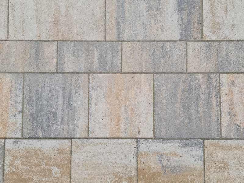 Eine Nahaufnahme einer Reihe von Ziegeln auf einem Gehweg.