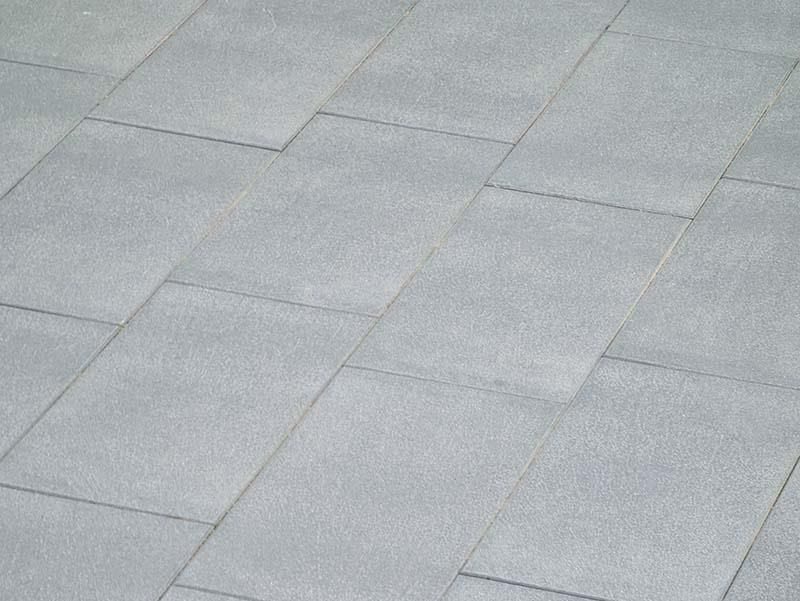 Eine Nahaufnahme eines grauen Fliesenbodens.