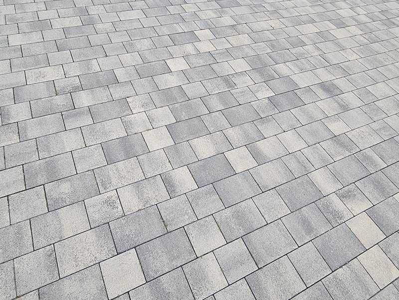 Eine Nahaufnahme eines Ziegelpflasters mit Schachbrettmuster.