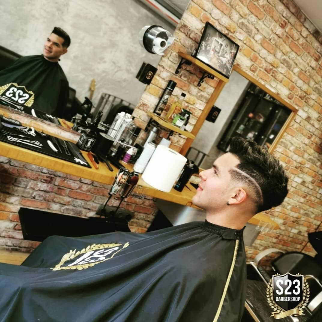 Un hombre se está cortando el pelo en una barbería.