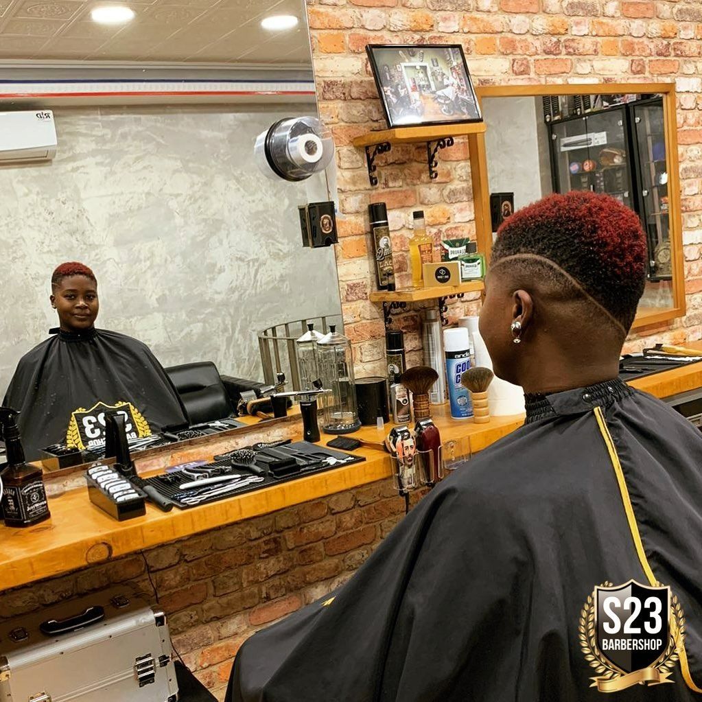 Un hombre se está cortando el pelo en una barbería.