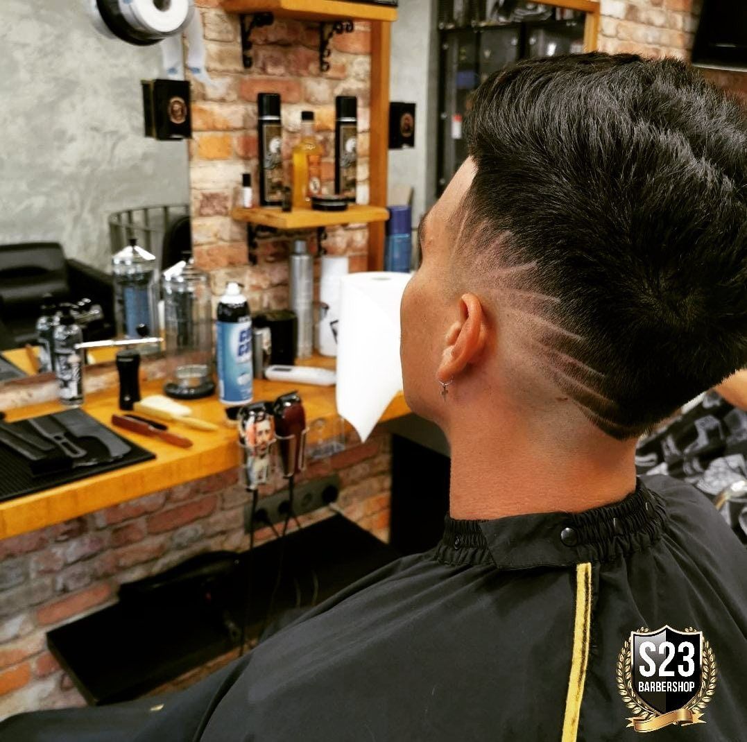 Un hombre se está cortando el pelo en una barbería.