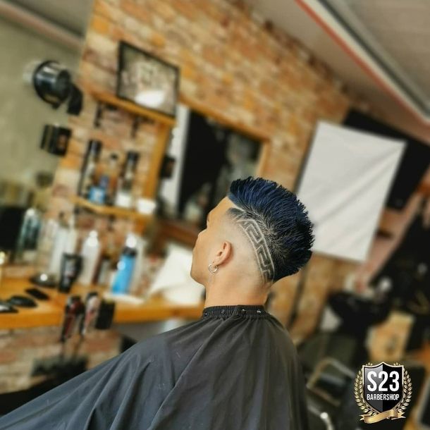 Un hombre se está cortando el pelo en una barbería.