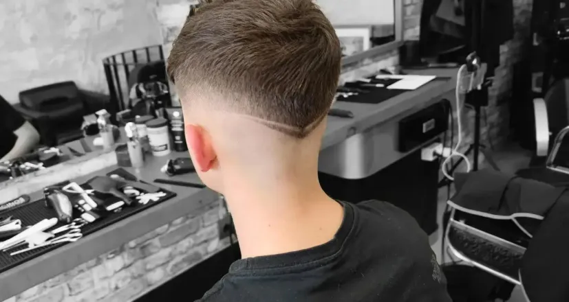 Un hombre se está cortando el pelo en una barbería.