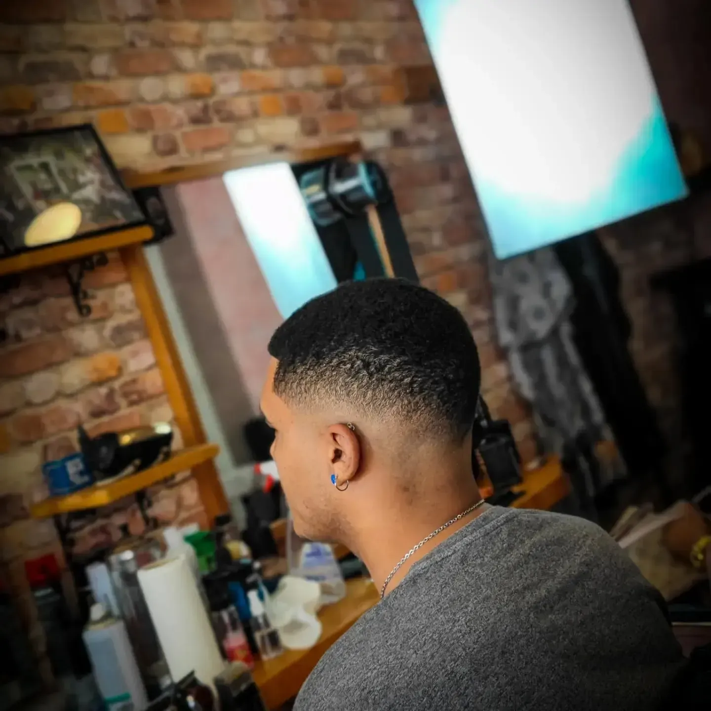 Un hombre se está cortando el pelo en una barbería.