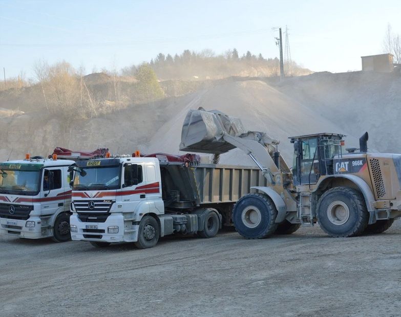 Chargement de camions de livraison de matériaux sur chantier