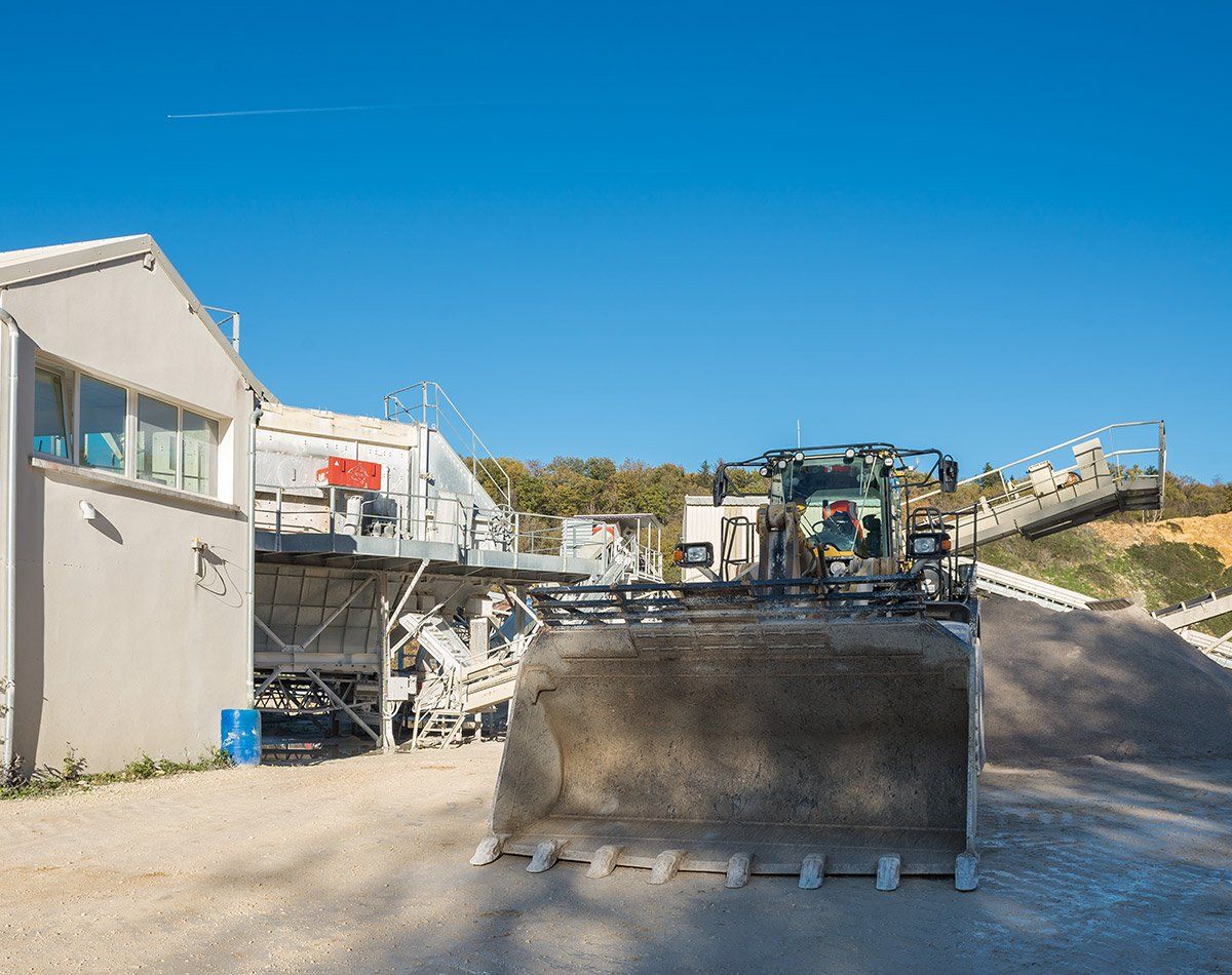 Carrière Mairot à Mathay avec un bulldozer