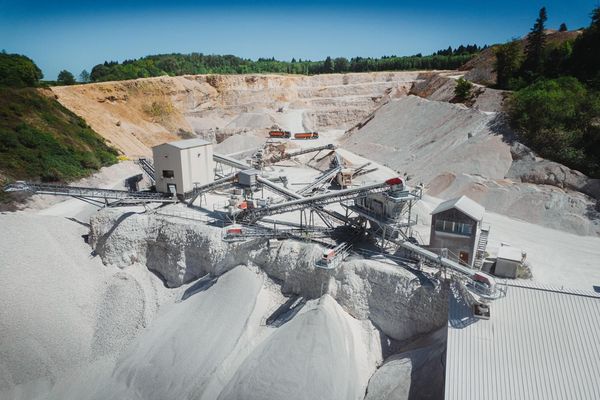 Panneaux indicateurs de différents matériaux de construction
