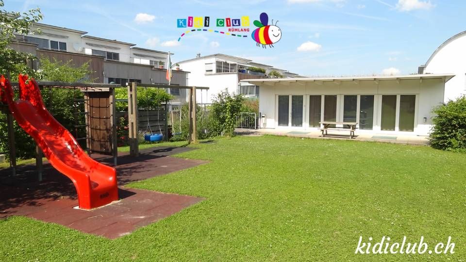 Ein Bild von einem Spielplatz mit der Website kidiclub.ch unten