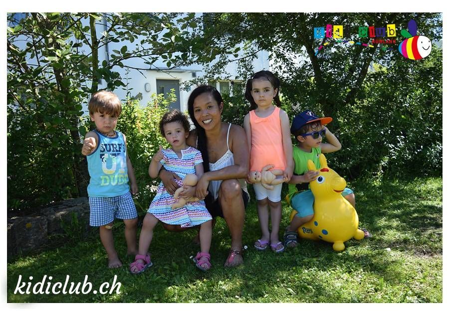 Eine Gruppe Kinder posiert in einem Park für ein Foto.