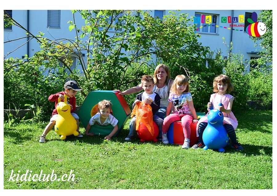 Eine Gruppe Kinder posiert in einem Park für ein Foto.