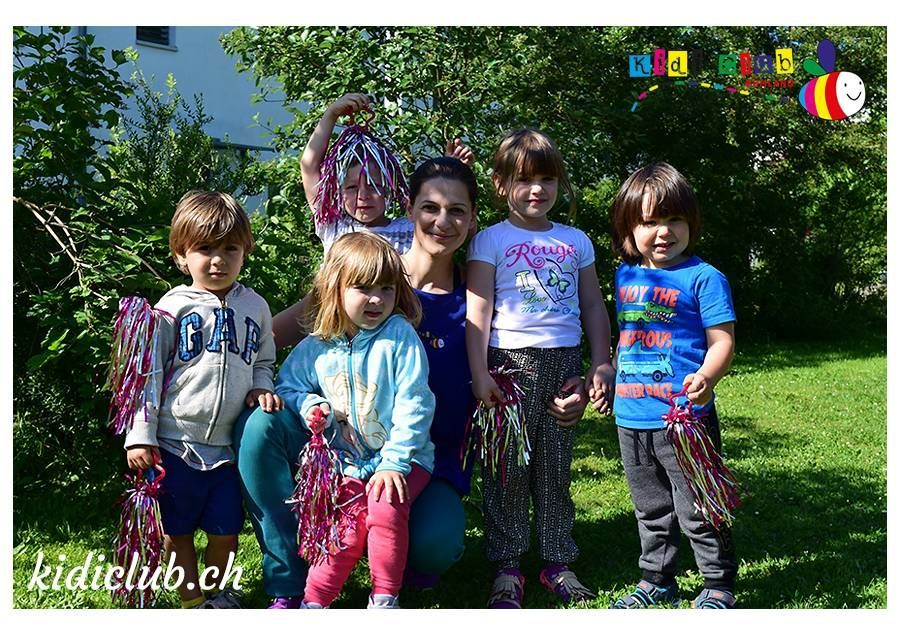 Eine Gruppe Kinder posiert in einem Park für ein Foto.