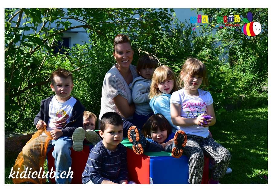 Eine Gruppe Kinder und eine Frau posieren für ein Foto.