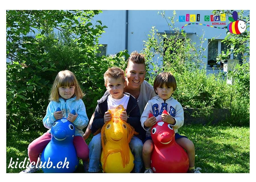 Eine Gruppe von Kindern posiert für ein Foto mit einem Mann in einem Gap-Shirt