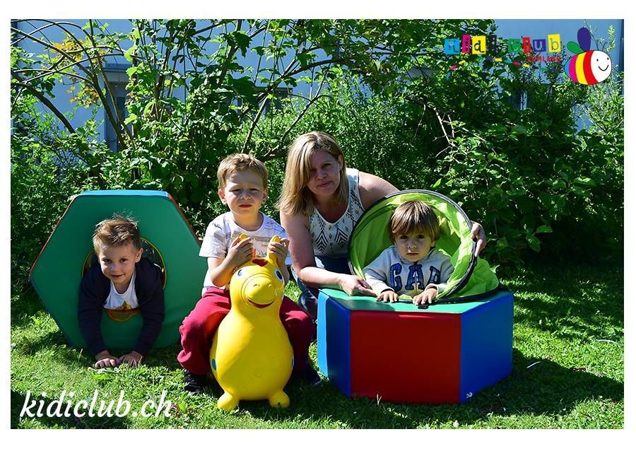 Eine Gruppe Kinder posiert mit Spielzeug für ein Foto.