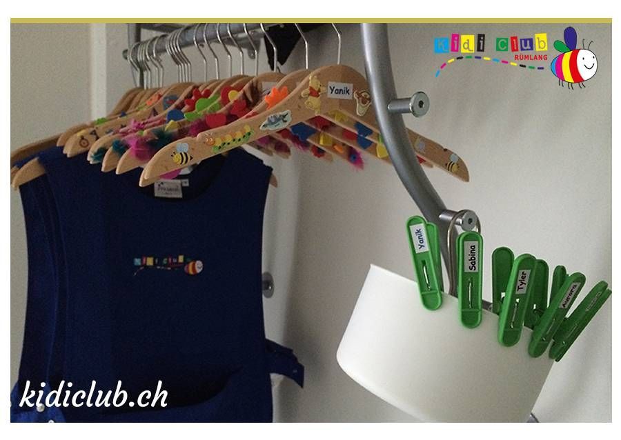 Ein Bild von Kleiderbügeln und einer Rolle Toilettenpapier sagt kidclub.ch