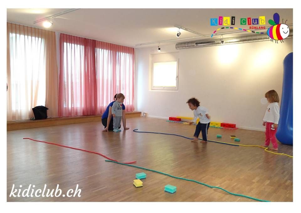 Eine Gruppe Kinder spielt in einem Raum.