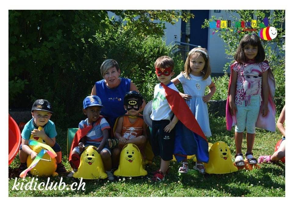 Eine Gruppe von Kindern in Superheldenkostümen posiert für ein Foto gesponsert von kidclub.ch