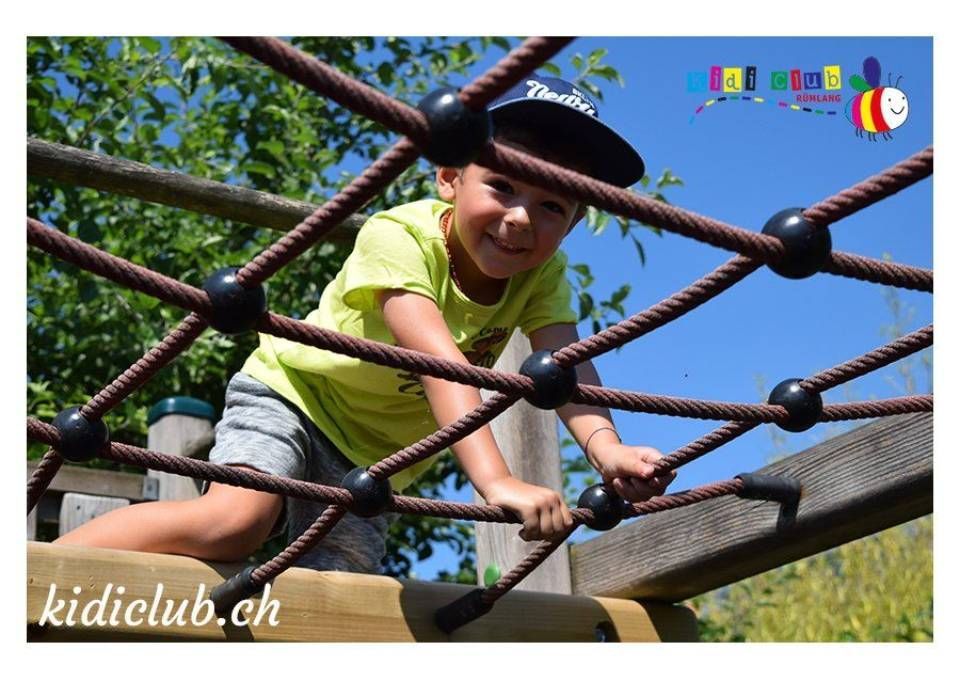 Ein kleiner Junge spielt auf einem Hochseilgarten, gesponsert von kidclub.ch
