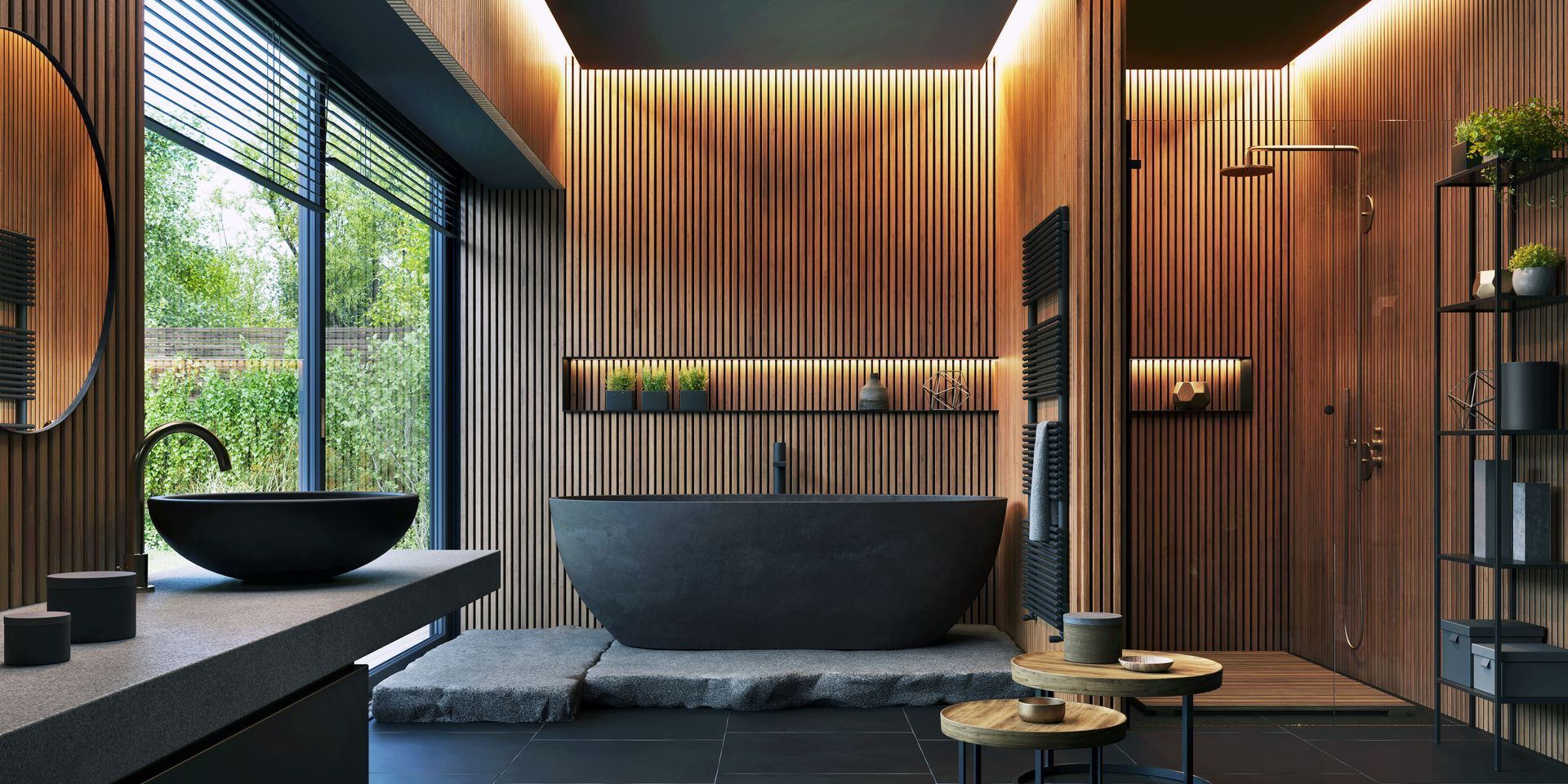 Modernes Spa-Badezimmer mit schwarzer Badewanne, Holzwänden, großen Fenstern und sanfter Ambientebeleuchtung