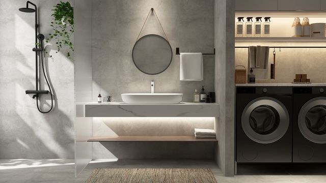 Modernes weißes Badezimmer mit Glasdusche, freistehender Badewanne, Holzboden und Fenster.