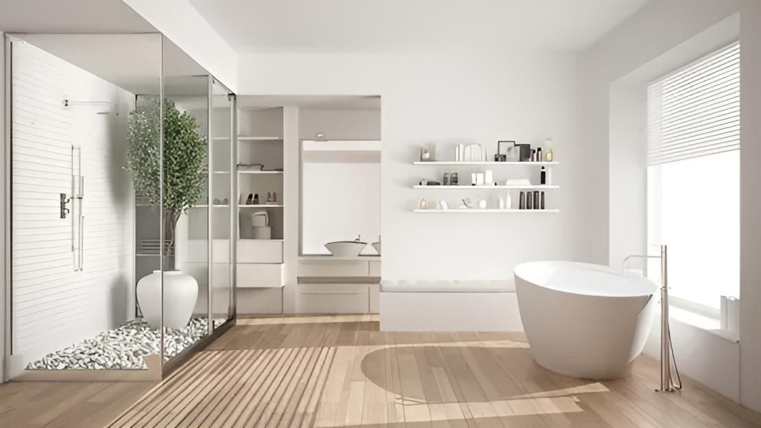 Modernes weißes Badezimmer mit Glasdusche, freistehender Badewanne, Holzboden und Fenster.