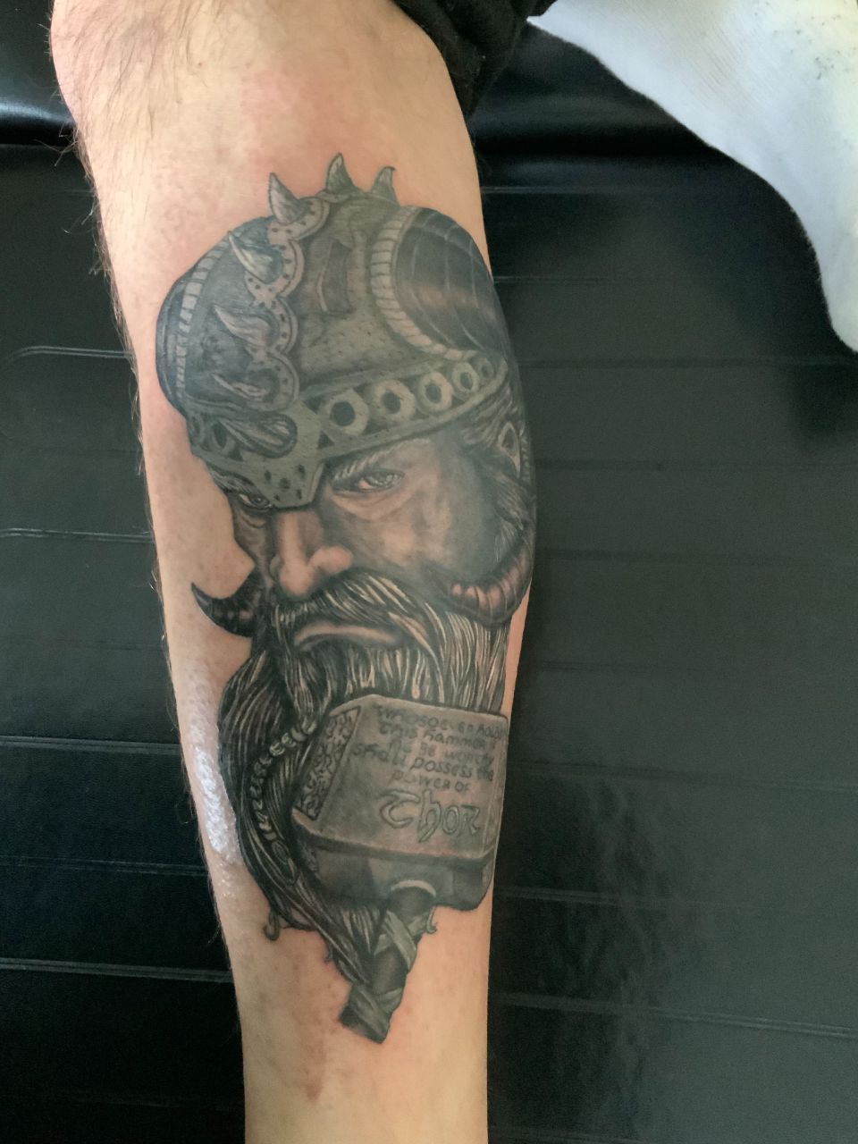 Tattoo auf Schenkel, Buenatinta 53 Tattoo