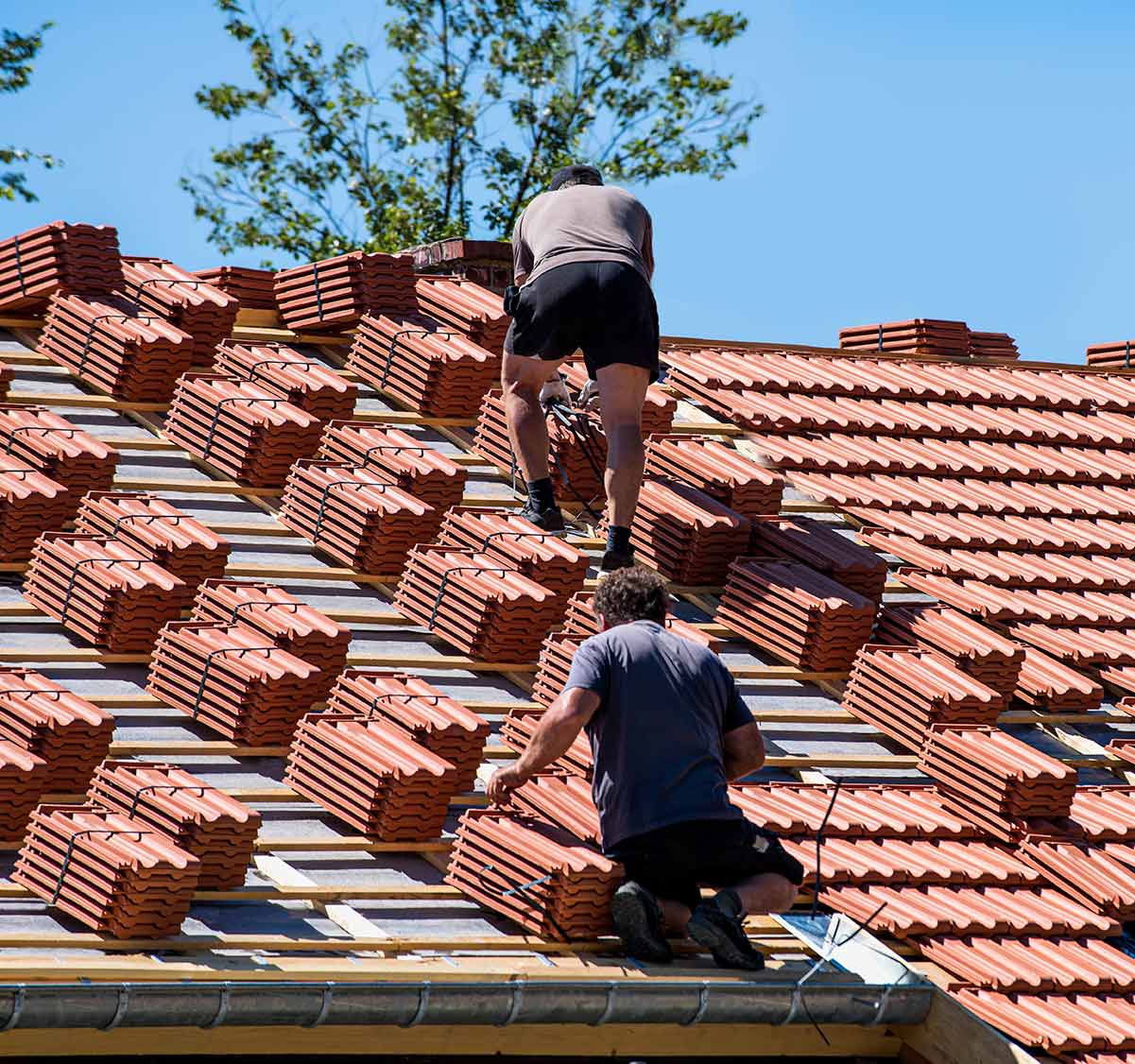 Artistes de la pose des tuiles sur de la toiture