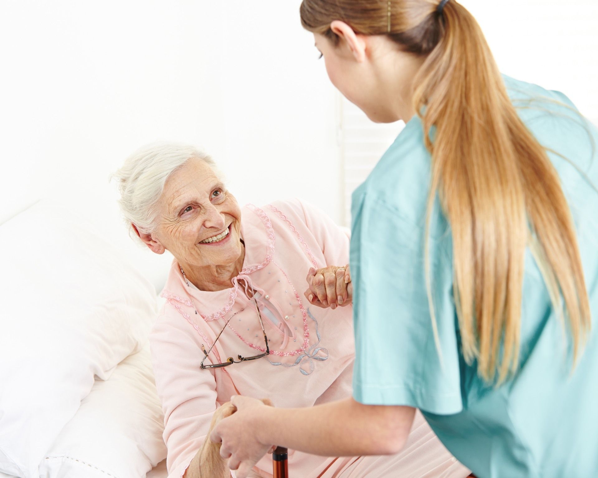 Eine Frau im Rollstuhl wird von einer Krankenschwester unterstützt. Pflegedaheim24h